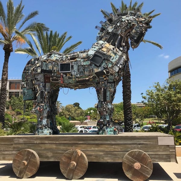 El Caballo de Troya electrónico de la Universidad de Tel Aviv, reta a pensar si los beneficios de la tecnología acarrean también un poder destructivo
