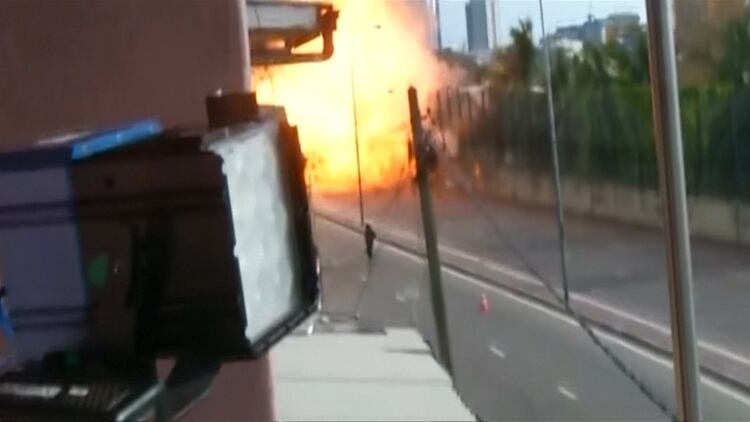 El momento de la explosiÃ³n de la camioneta (Reuters)