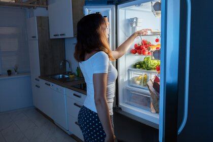 Si se come por aburrimiento el consejo es que sea comida sana (Shutterstock)