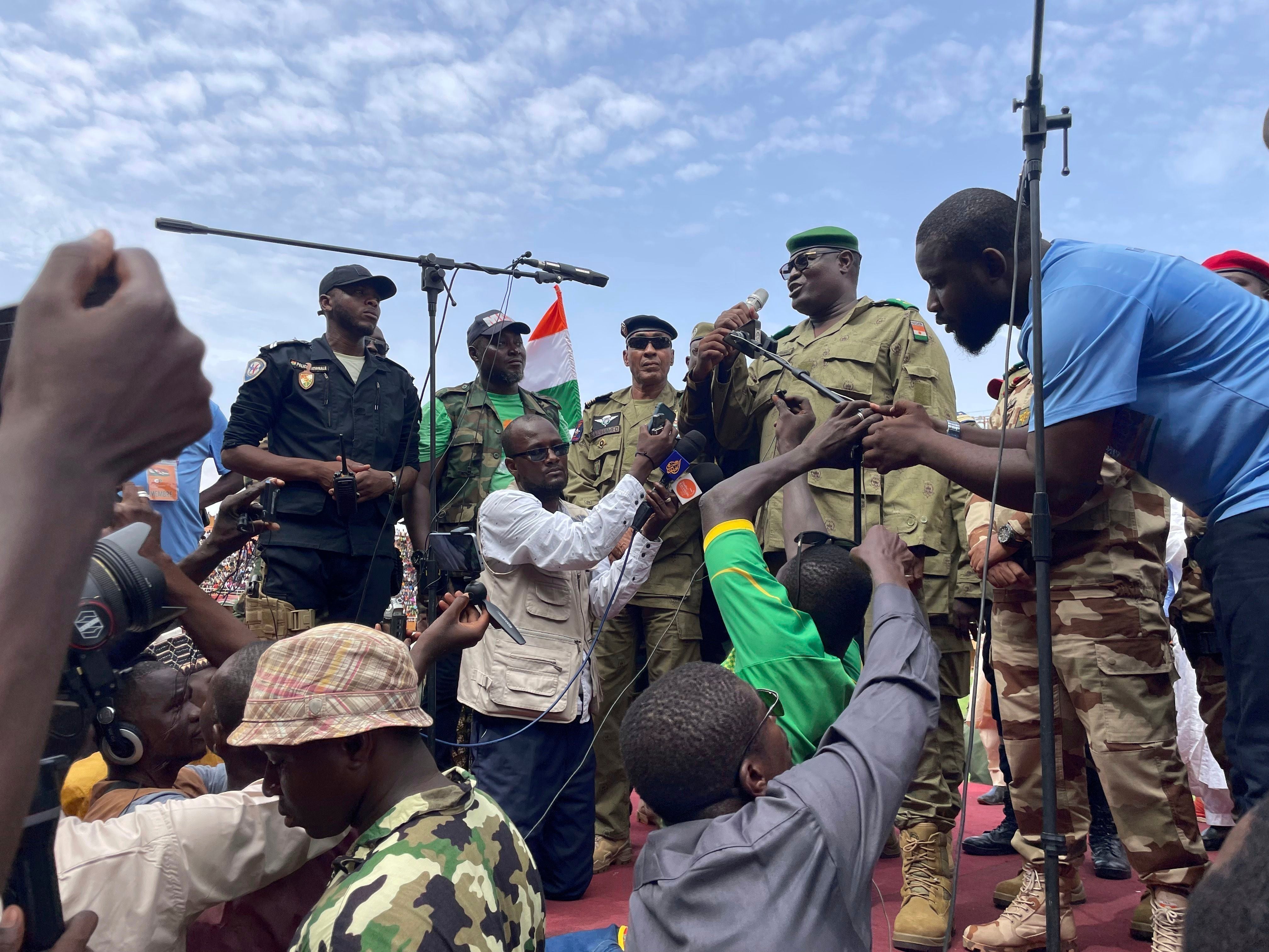 Como respuesta a la advertencia del bloque, los nigerinos afines al gobierno de facto llamaron al reclutamiento masivo de voluntarios para frenar el avance extranjero en el territorio (AP)