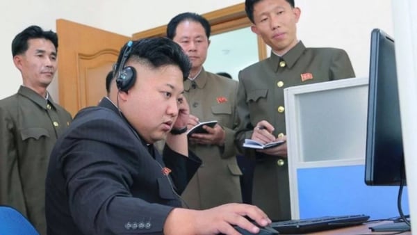 Kim Jong Un, rodeado de militares norcoreanos
