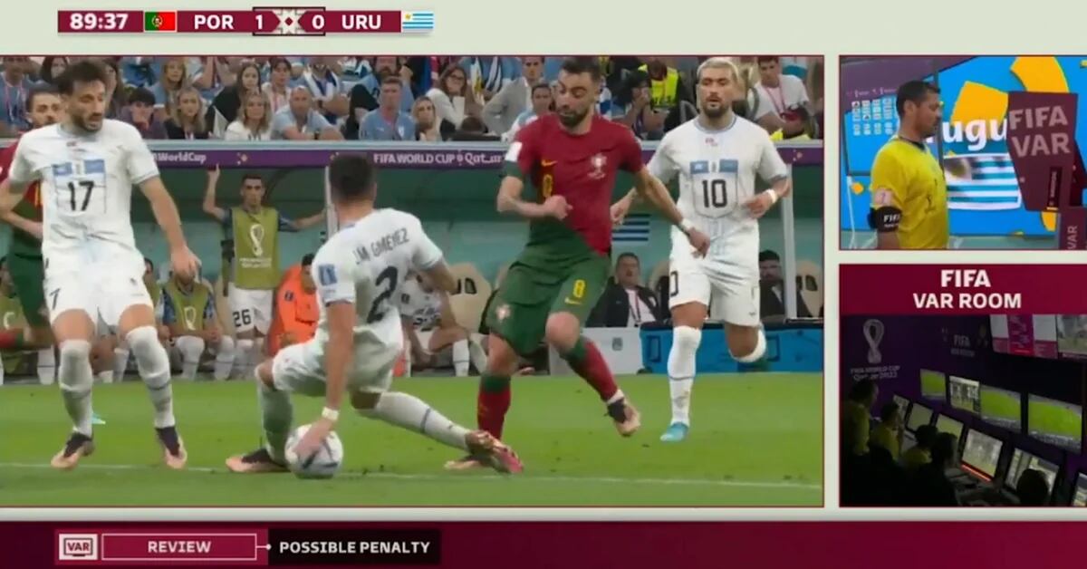 O incrível pênalti com que Portugal definiu a partida contra o Uruguai: a imagem da recomendação expressa da FIFA neste tipo de jogo