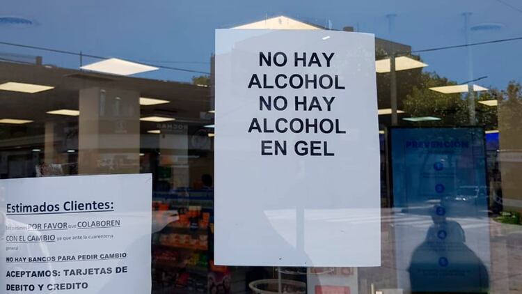 Frente al avance del coronavirus en la Argentina y la desesperación de la sociedad por abastecerse de productos desinfectantes, artículos como el alcohol y alcohol en gel comenzaron a faltar en las farmacias y supermercados. 