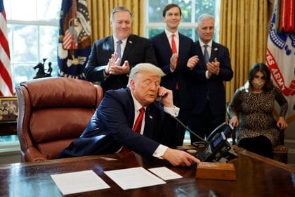 Trump durante su llamada con los líderes de Israel y Sudán.  Foto de REUTERS / Carlos Barria