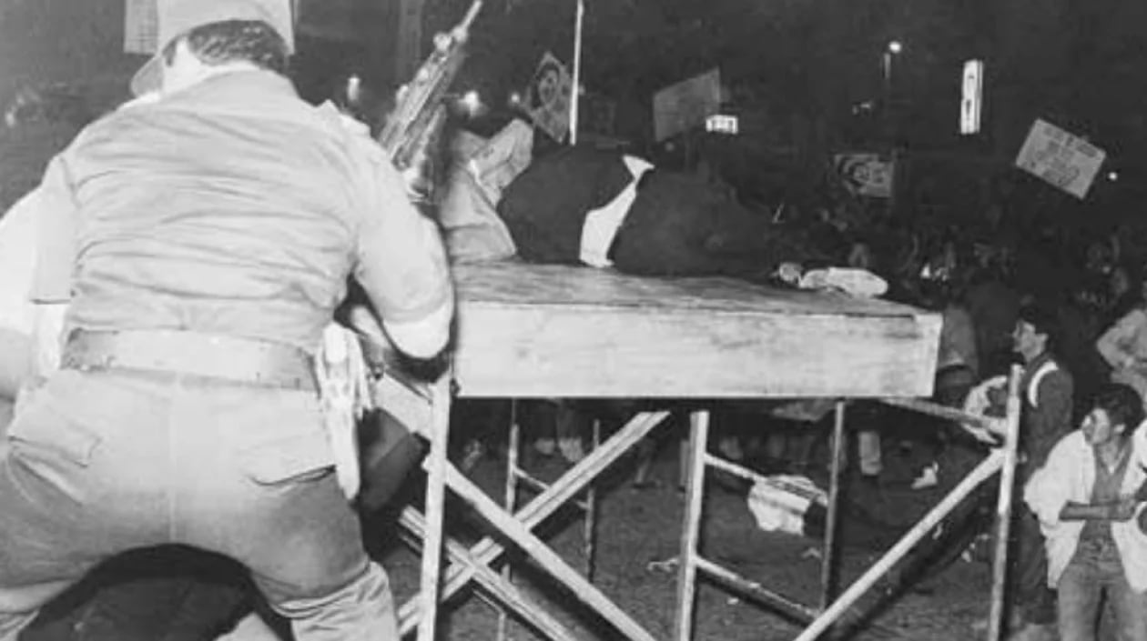 Aesinato del candidato presidencial Luis Carlos Galán, durante un acto en Soacha, Bogotá. Era el 18 de agosto de 1989. La guerra de Escobar contra el gobierno y los demás carteles era absoluta