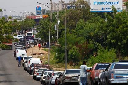 Venezolanos hacen largas filas esperando cargar combustible en una estación de gasolina de la estatal PDVSA en Maracaibo, Venezuela, Mayo 17, 2019. REUTERS/Isaac Urrutia