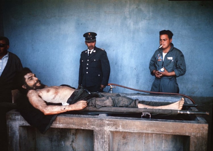 October 10, 1967. El cuerpo de Ernesto “Che” Guevara fue exhibido en Vallegrande, Bolivia. El líder guerrillero había sido ejecutado en La Higuera, a 74 km de la ciudad (AFP PHOTO / MARC HUTTEN)