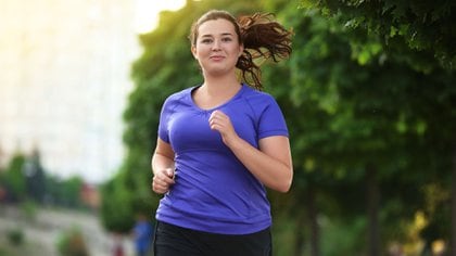La actividad física y la alimentación saludable son dos aliadas fundamentales para bajar de peso (Shutterstock)