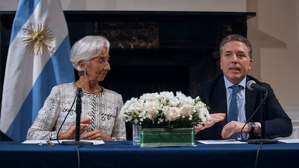 Lagarde junto con Dujovne. El cumplimiento de las metas fiscales es la columna principal del programa económico presentado al FMI, se considera clave para desacelerar la inflación (AP)