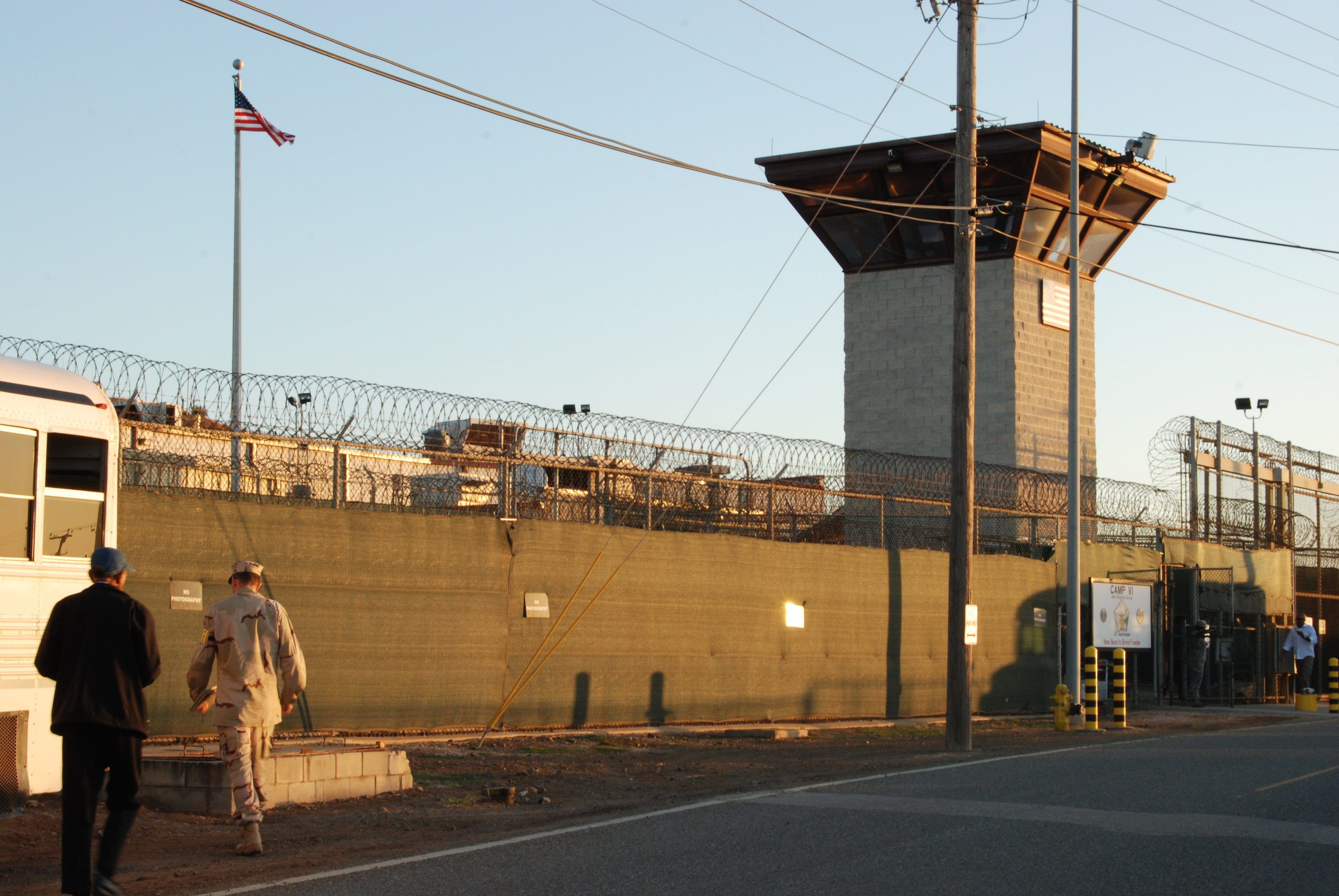 Vista de la entrada al campamento VI de la Base Naval de Guantánamo. EFE/Jairo A. Mejía/Archivo
