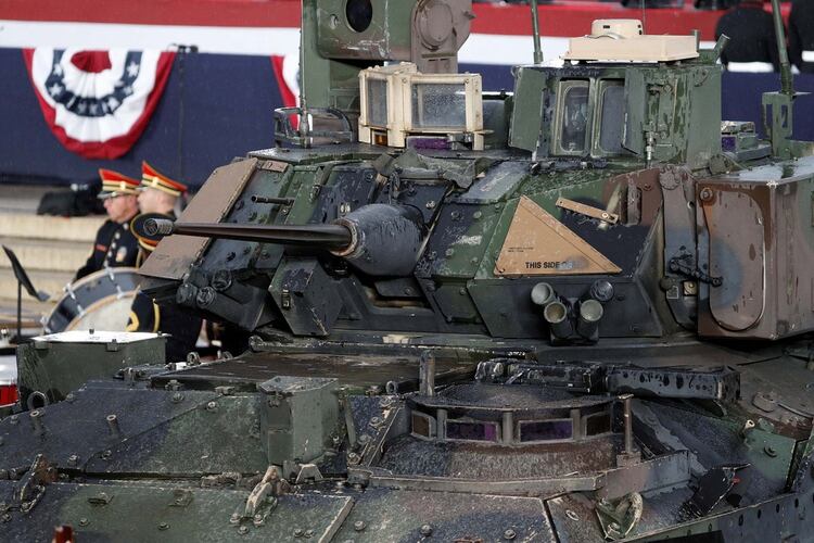 Un tanque Bradley Fighting que desfiló durante el “Saludo a Estados Unidos” (REUTERS/Tom Brenner)
