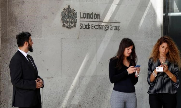 Imagen de archivo de personas en la entrada de la Bolsa de Valores de Londres, uno de los sectores que más afectado podría verse por el Brexit (REUTERS/Peter Nicholls)