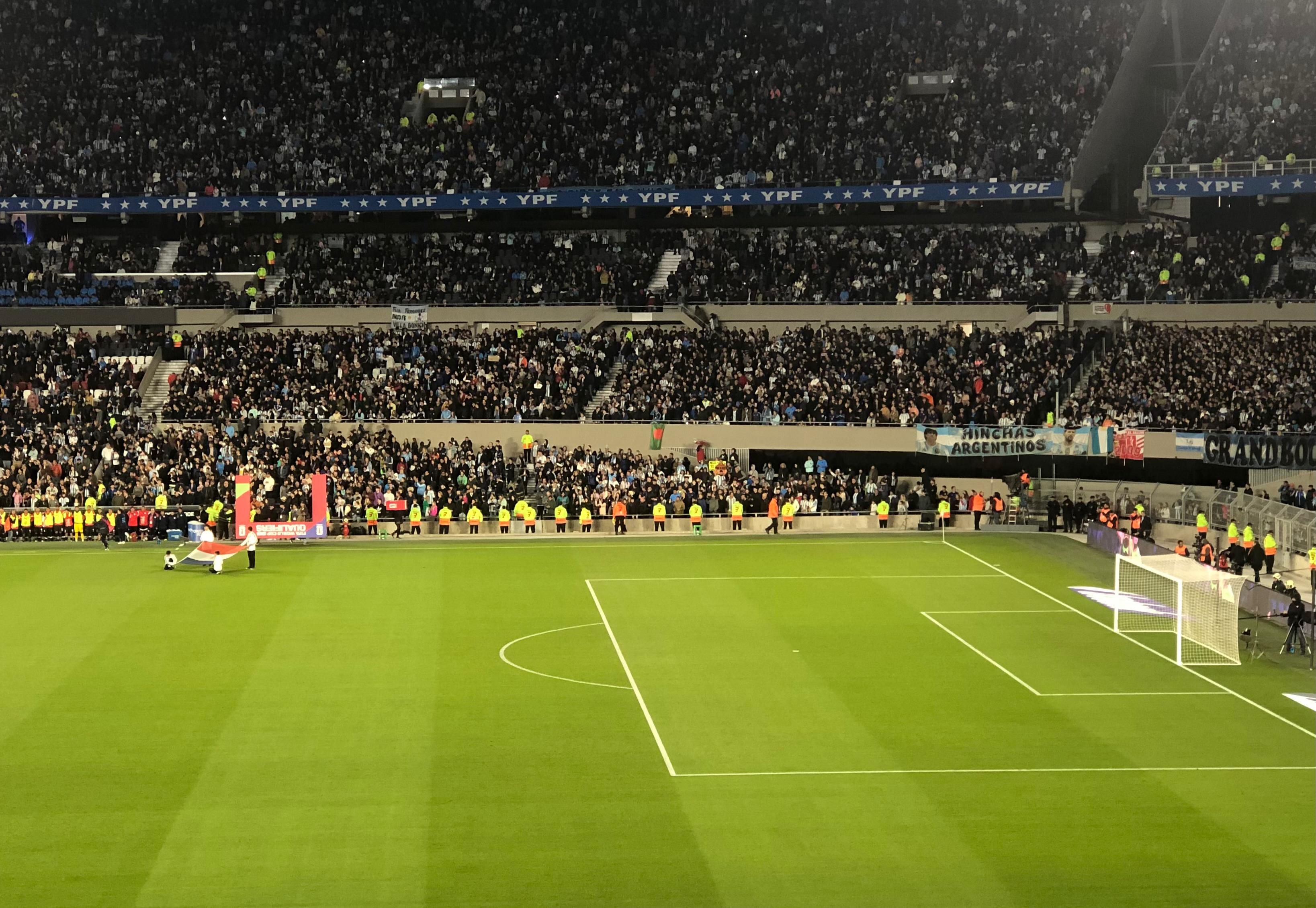 La bandera de Bangladesh dijo presente en el estadio Monumental en la San Martín baja