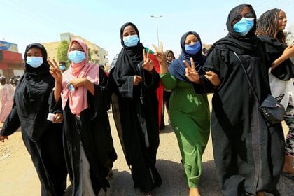 Las mujeres, que fueron impulsoras de las protestas que derrocaron a Omar al-Bashir en 2019, se manifestaron en el aniversario del 30 de junio. (REUTERS/Mohamed Nureldin Abdallah)