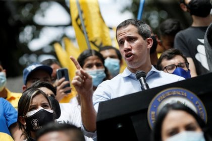 El gobierno de Juan Guaidó expresó su disposición a “buscar recursos” para poder adquirir vacunas del mecanismo Covax (REUTERS/Manaure Quintero)