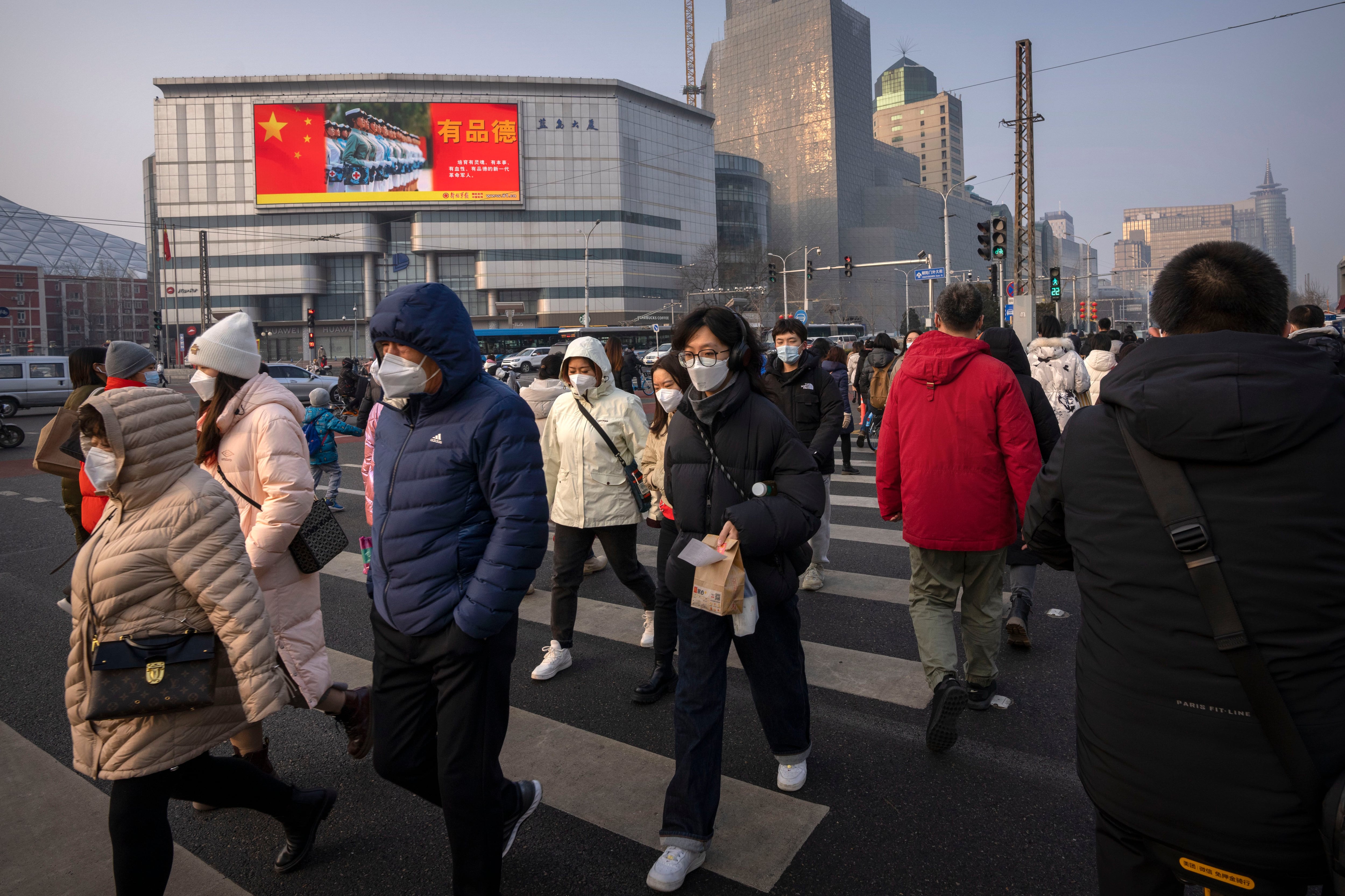 Como los primeros casos de personas con COVID-19 se registraron en China, algunos sospechan que las investigaciones llevadas a cabo en el Instituto de Virología de Wuhan habrían promovido la propagación del coronavirus SARS-CoV-2 (AP Foto/Mark Schiefelbein)