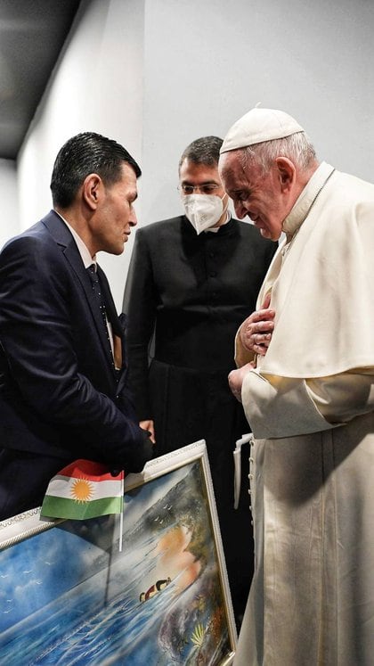 El padre de Aylan Kurdi le regaló al pontífice un cuadro con la trágica foto del niño ahogado en las costas del mar Egeo. (Reuters)
