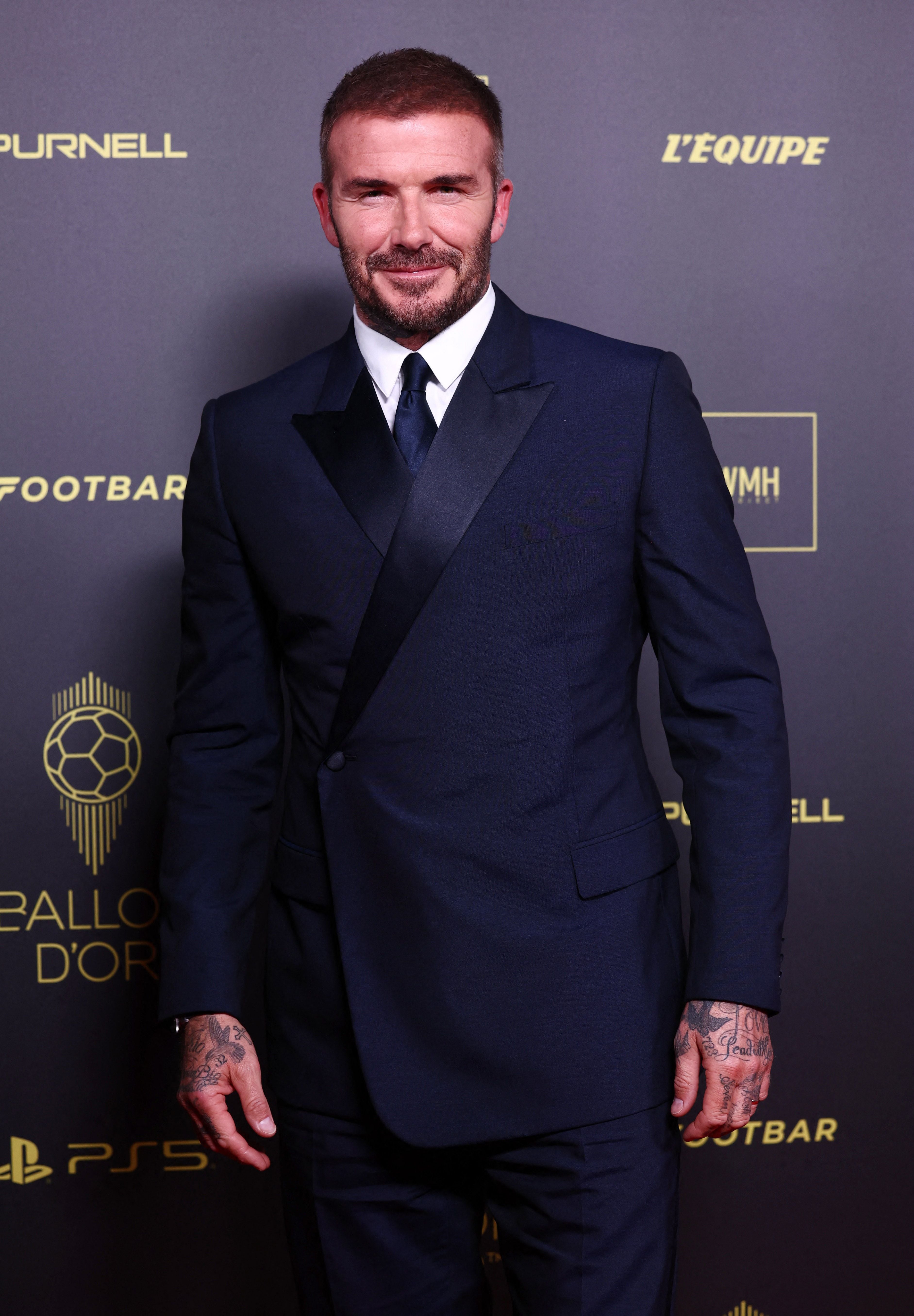 David Beckham y un traje clásico en azul marino, con el saco cerrado y la camisa blanca como detalles /REUTERS/Stephanie Lecocq