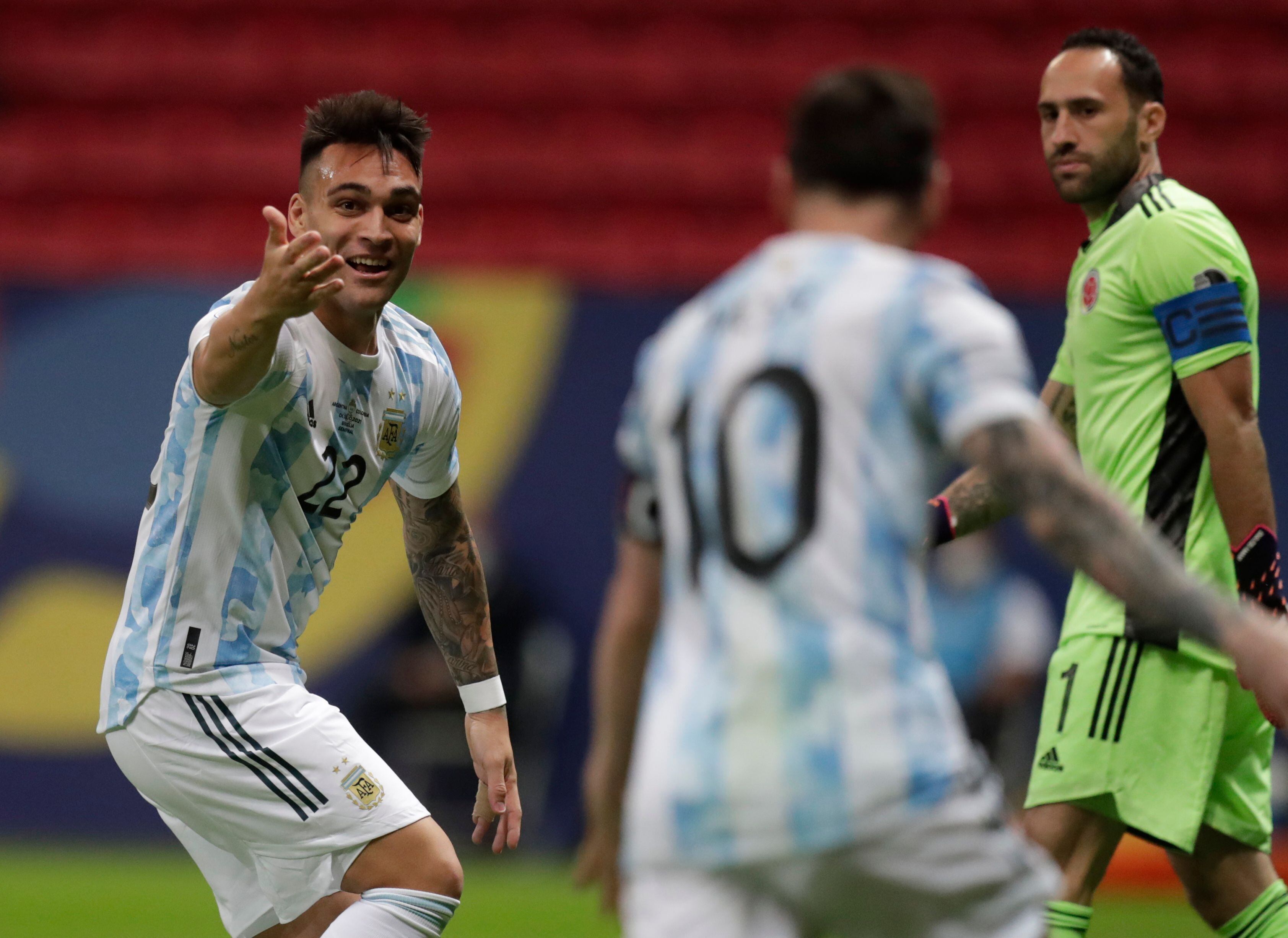 Lautaro Martínez celebra el gol con Lionel Messi, quien lo asistió, para el 1-0 de Argentina ante Colombia (REUTERS/Ueslei Marcelino)