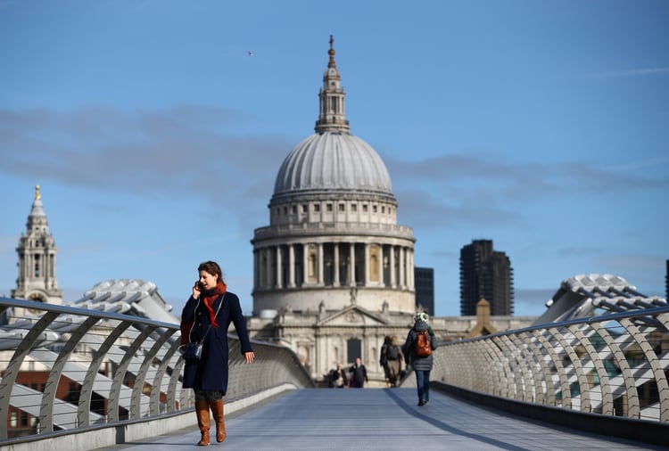 Transeúntes en el Millennium Bridge de Londres (REUTERS/Hannah McKay)
