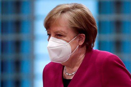 La canciller alemana Angela Merkel asiste a la reunión semanal del gabinete en la Cancillería en Berlín, Alemania, 31 de marzo de 2021. REUTERS/Hannibal Hanschke