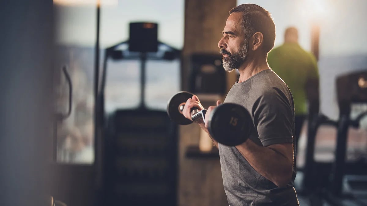 Los 12 beneficios de entrenar con pesas
