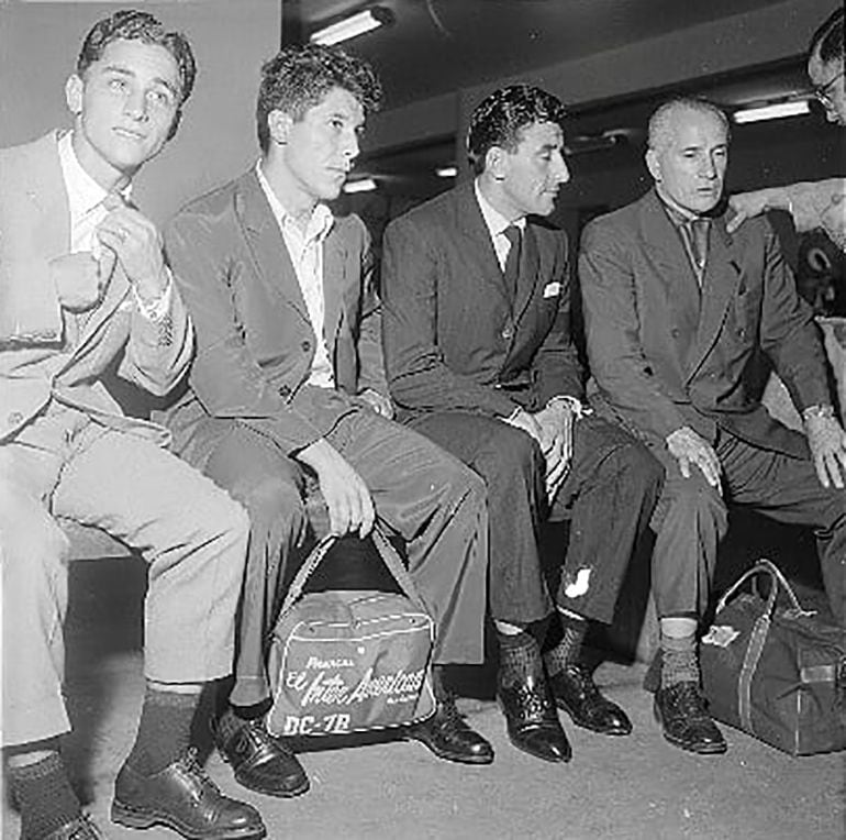 Sanfilippo (arreglándose la corbata), Omar Sívori y Pipo Rossi en un viaje con la selección argentina que dirigía Guillermo Stábile.