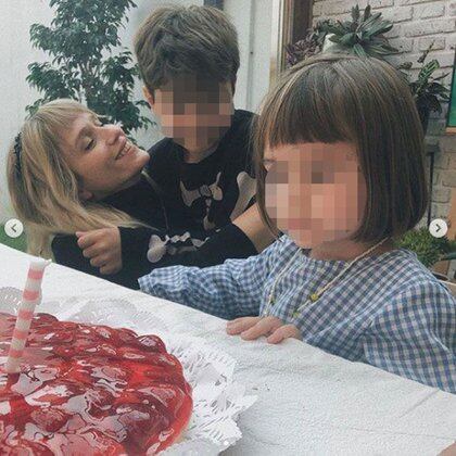 La actriz junto a sus dos hijos (foto: Instagram: @brendagandiniok)