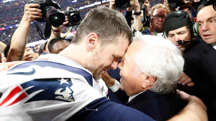 Tom Brady celebra el título con Robert Kraft, dueño de los New England Patriots (REUTERS)