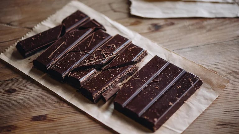  Los productos de chocolate con un alto porcentaje de cacao tienden a ser mejores para la salud porque contienen menos a 