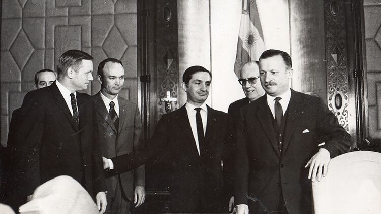 Neil Armstrong y Michael Collins junto al presidente de facto Juan Carlos Onganía en la Casa Rosada