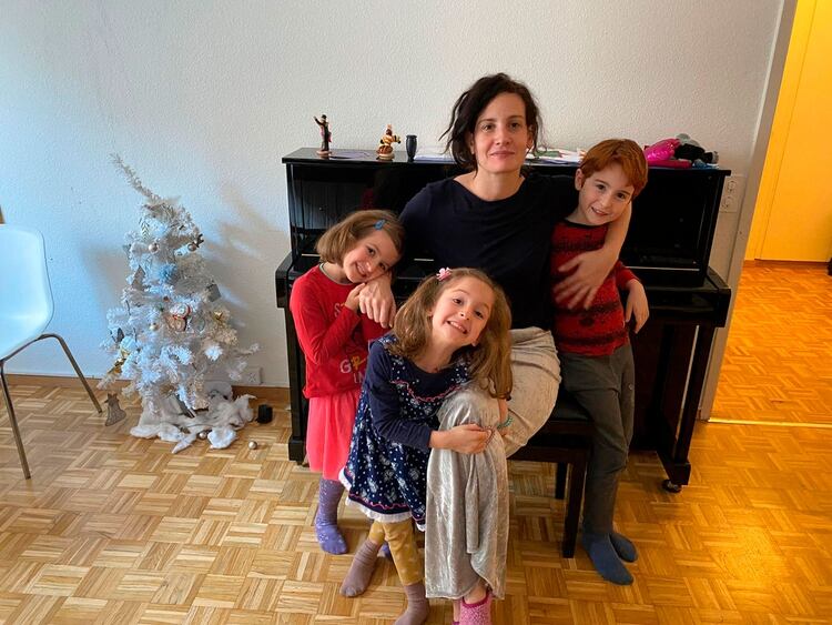 Leticia junto a sus hijos, en su casa de Ginebra.