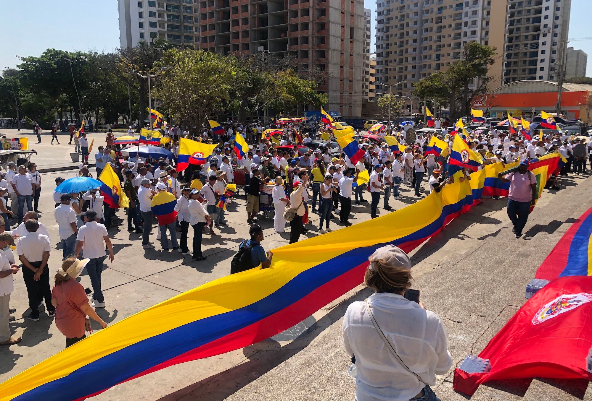 BARRANQUILLA. 15 de febrero de 2023. Unas 500 personas se reunieron en la Plaza de La Paz de Barranquilla, donde lanzaron arengas contra las políticas del Gobierno. (Colprensa-Juan Manuel Cantillo)
