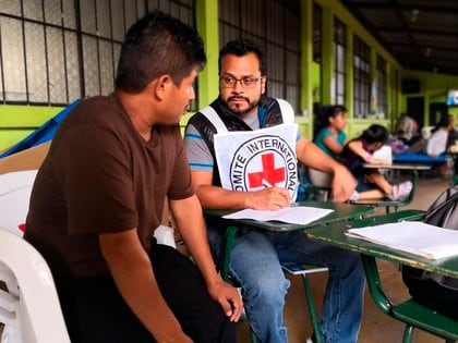 Fotografía cedida este miércoles por el Comité Internacional de la Cruz Roja (CICR), donde se observa a sus miembros apoyando personas en comunidades con emergencias sanitarias y de violencia, hoy, en Ciudad de México (México).  EFE/ CICR / SOLO USO EDITORIAL/ SOLO DISPONIBLE PARA ILUSTRAR LA NOTICIA QUE ACOMPAÑA (CRÉDITO OBLIGATORIO)
