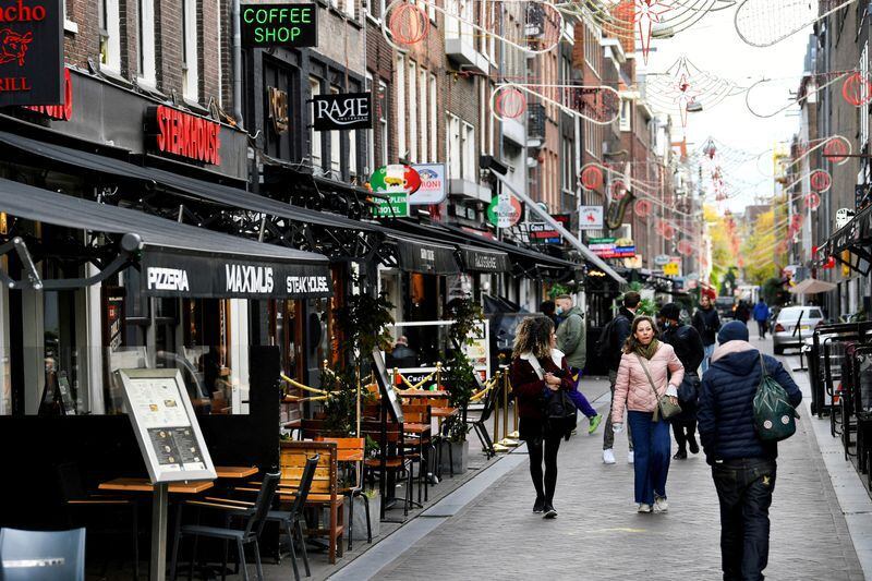 Foto de archivo de gente caminando en una zona de bares y restaurantes en Amsterdam
Oct 14 2020. REUTERS/Piroschka van de Wouw/