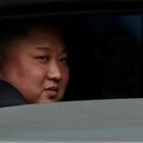 El dictador de Corea del Norte, Kim Jong Un, sentado en su vehículo después de llegar a una estación de ferrocarril en Dong Dang, en Vietnam el 26 de febrero de 2019 (Reuters)