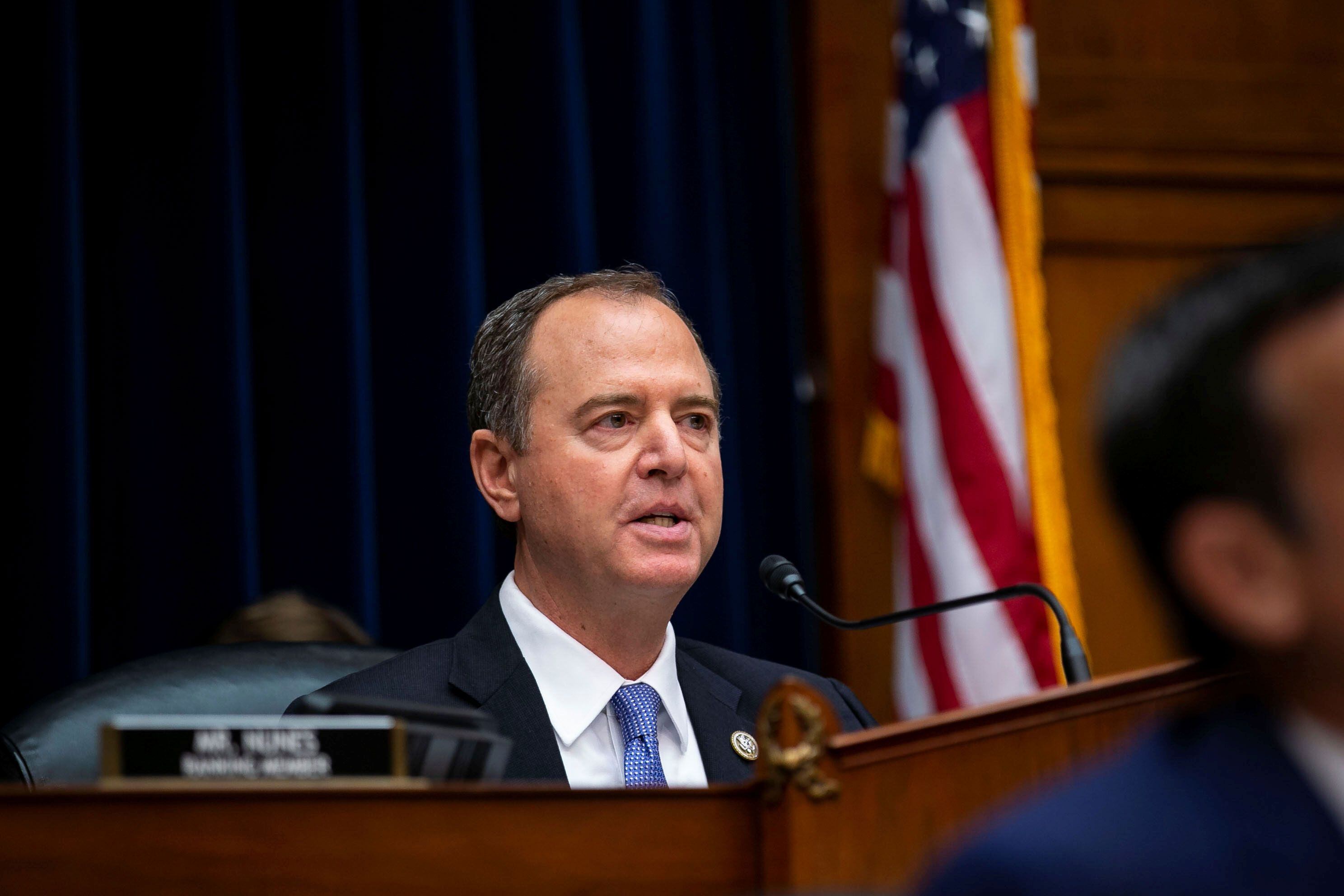 Donald Trump acusó a Adam Schiff de "traición" y pidió su destitución inmediata (reuters)