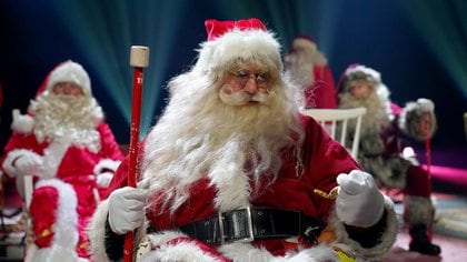 El Congreso Global de Papá Noel en línea en medio de la pandemia de coronavirus en Tallin, Estonia. La figura de Santa Claus llegó a todo el mundo y se transformó en ícono de la Navidad (REUTERS/Janis Laizans)