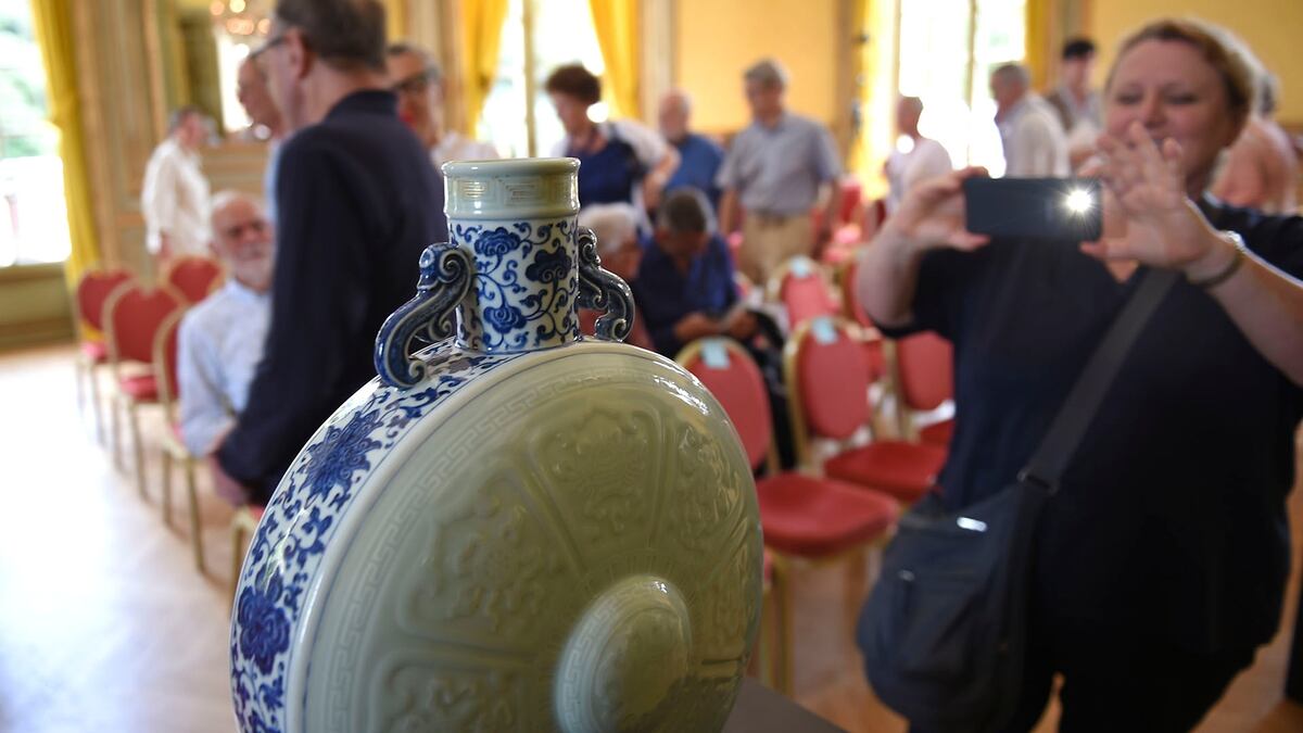Se vendió por USD 4,8 millones un jarrón de porcelana chino del siglo XVIII