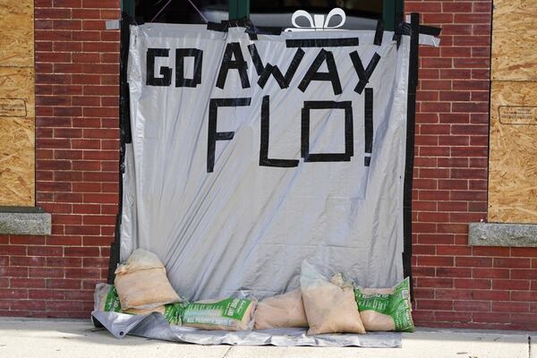 Mensaje en un edificio tapiado antes de la llegada del huracán Florence a Oak Island, Carolina del Norte (REUTERS/Carlo Allegri)