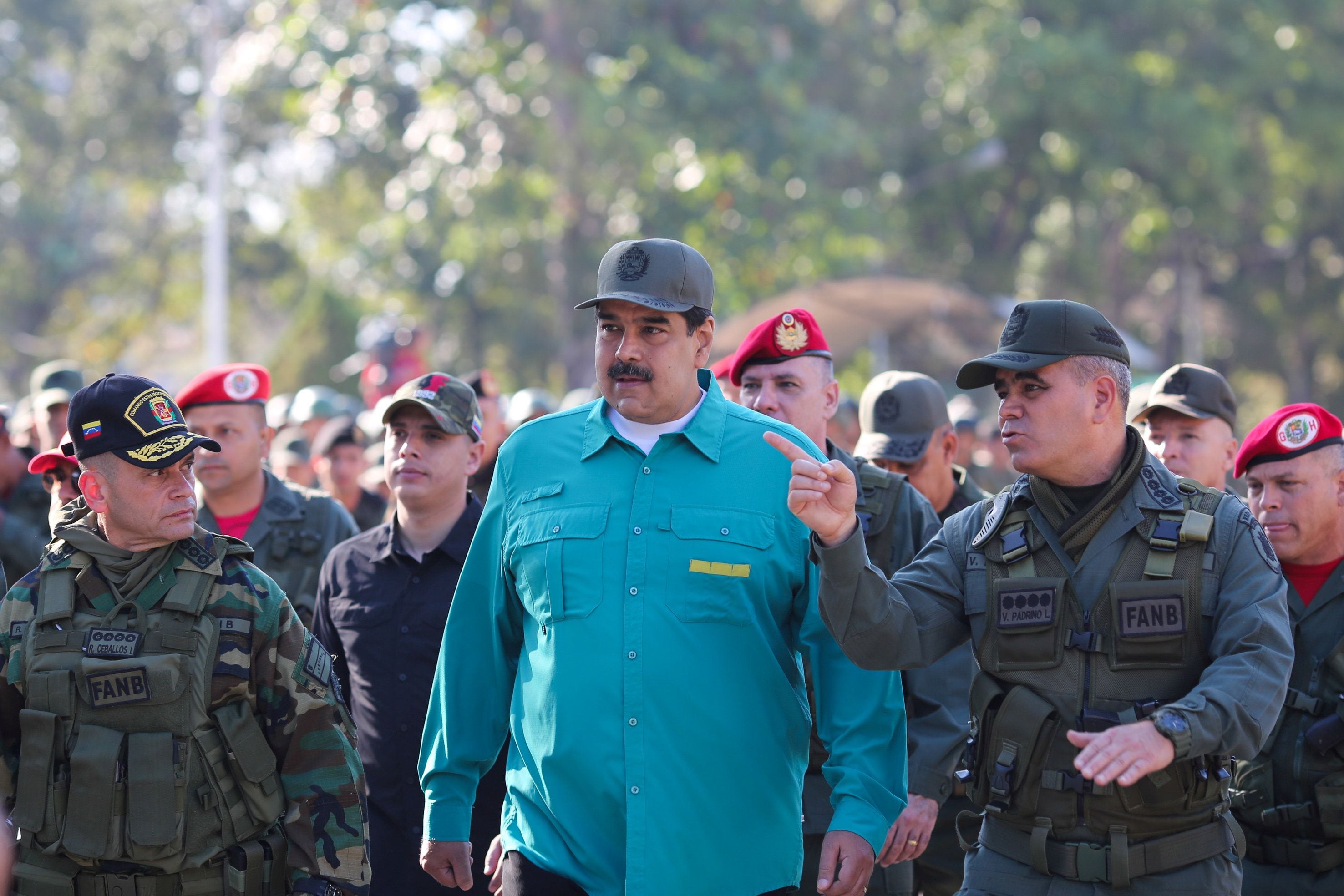 Remigio Ceballos, Nicolás Maduro y Vladimir Padrino López, el ministro de Defensa chavista