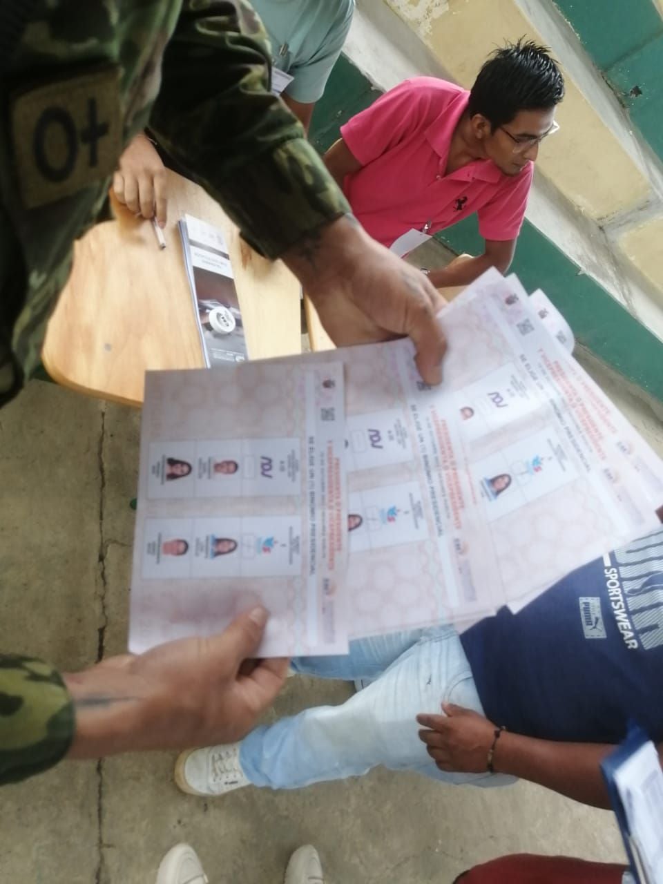 Las FF.AA. y la Policía verificaron que un hombre ingresó 14 boletas a favor de la candidata correísta antes de que iniciaran las votaciones.