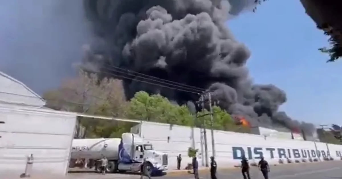 A violent fire at a plastics factory in Xalostoc has caused panic in the region
