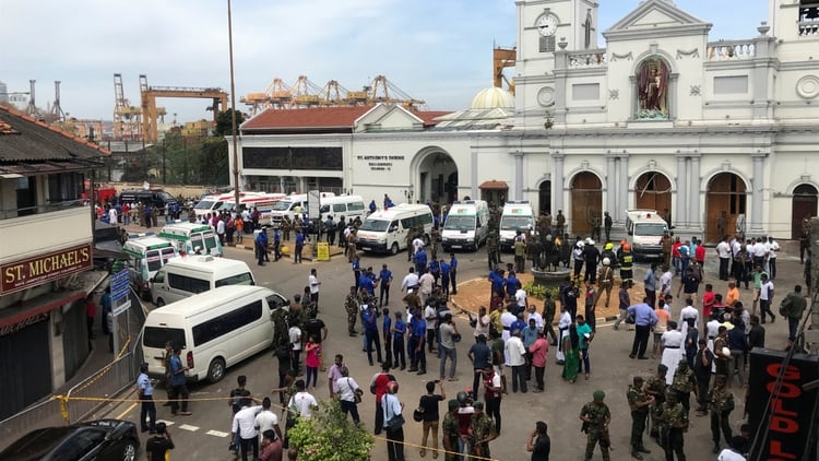 Miembros de la policía y ejército custodian una iglesia (Reuters)