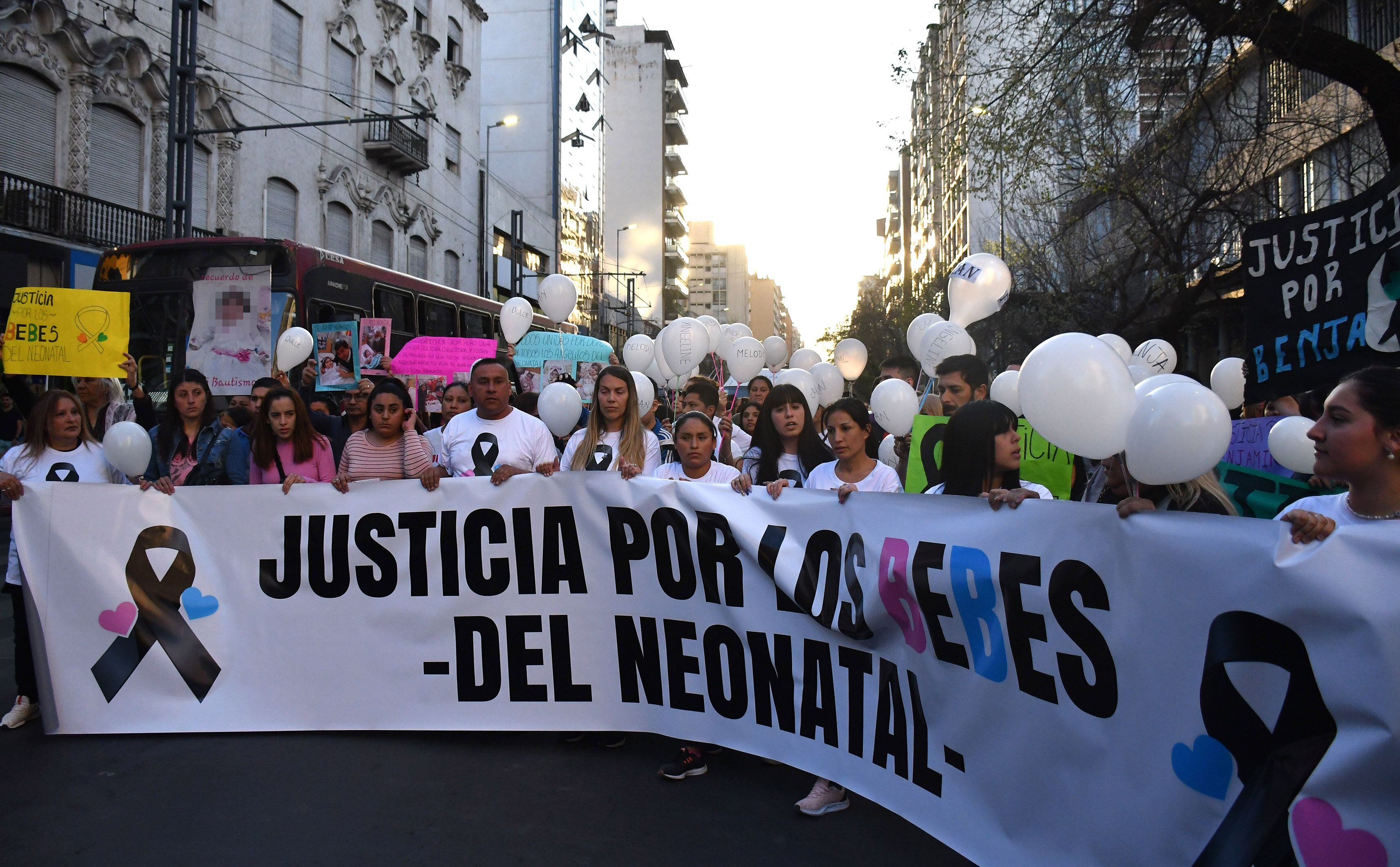 Madres y familiares marcharon por las muertes de bebés en Córdoba (foto Telam: Laura Lescano)