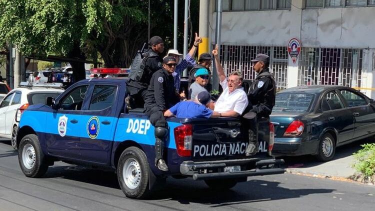 El ex ministro Humberto Belli, de camisa blanca, fue arrestado este sábado (@HoustonTexasni)