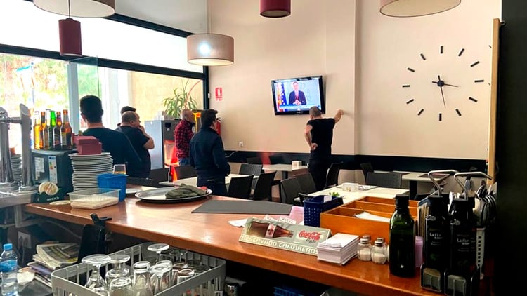 Los comensales del restaurante Bulevar de Mislata, en Valencia, dejaron sus mesas para ver el discurso de Pedro Sánchez