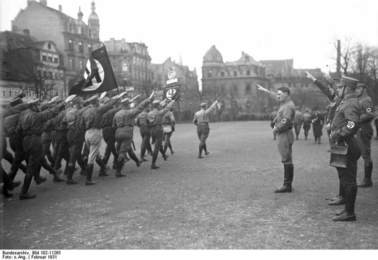 Hitler en un mitin del partido Nazi en Braunschweig en febrero de 1931
