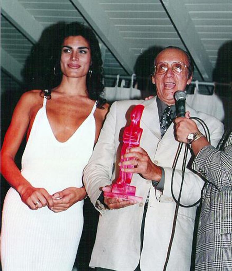 Juanito Belmonte entregando a Cris Miró el premio “La Diosa”