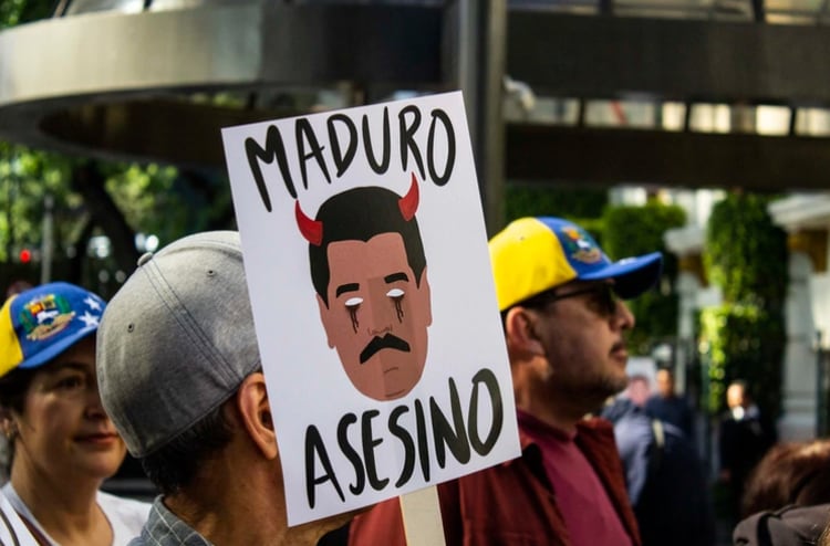 Un hombre sosteniendo un cartel con la leyenda “Maduro Asesino” (Foto: Gibrán Casas)